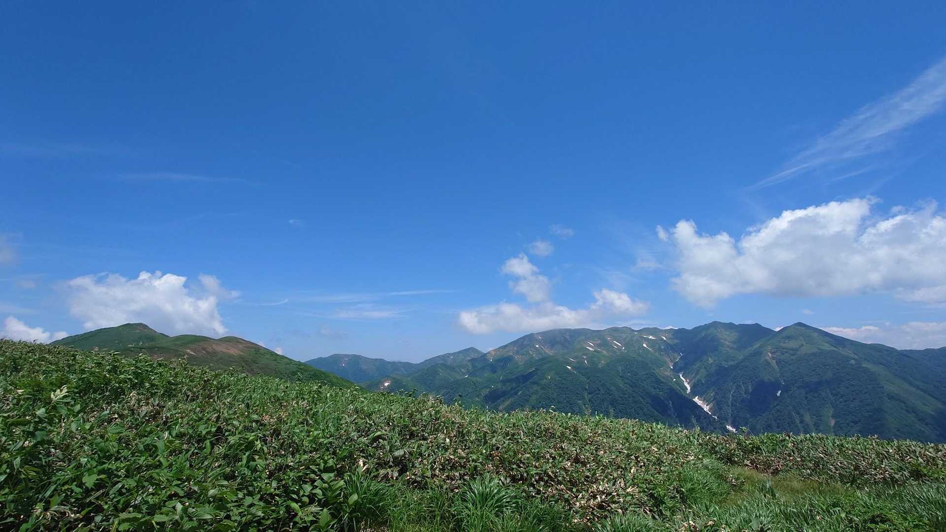 正面には朝日岳などの
いわゆる馬蹄形縦走
遠いね😅