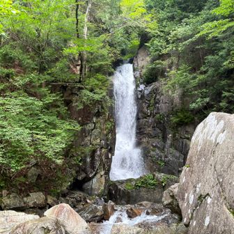 そして銅穴の滝、
さっきの竜神の滝とも引けを取らない大きさ