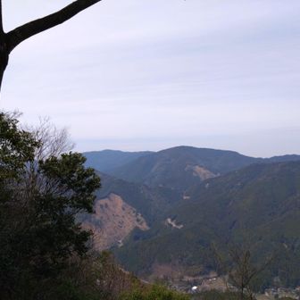 頂上からの1枚。
遠くの左に見えるのが嘉穂アルプスの馬見山かな？