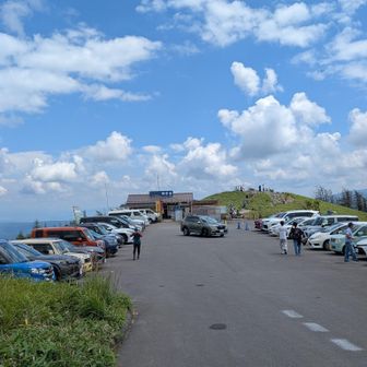 三峰展望台駐車場に車移動する
峰茶屋で皆、キノコ汁に舌つづみ！