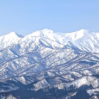🔍×2　
左から🏔️小朝日岳、🏔️大朝日岳、🏔️中岳✨️