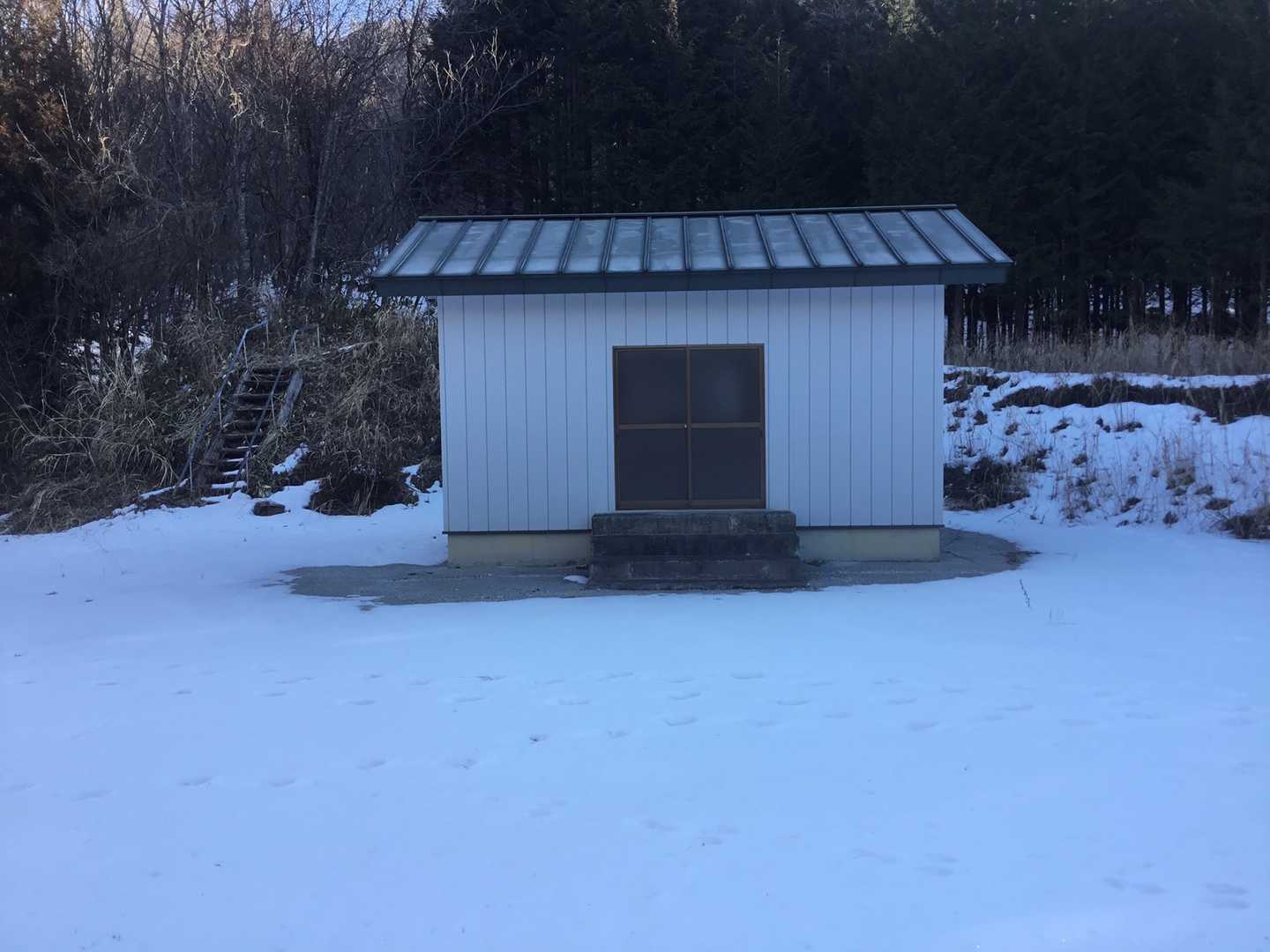 野手神神社。この後ろに本殿があります。