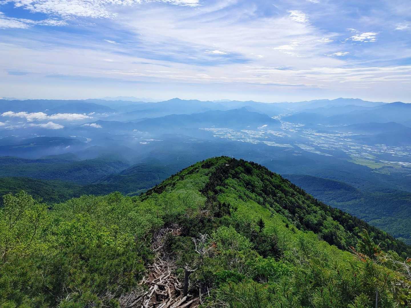振り返るとこの絶景✨

急登がしんどいけれど、素晴らしい景色に癒され⤴がんばれる✊