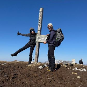 2人で

やったー㊗️

山頂は風が冷たい❄️

ここでランチは無理💦

最高の景色でゆっくりしたかったけど…

少し降りて
ポカポカの太陽☀️の下でランチします。