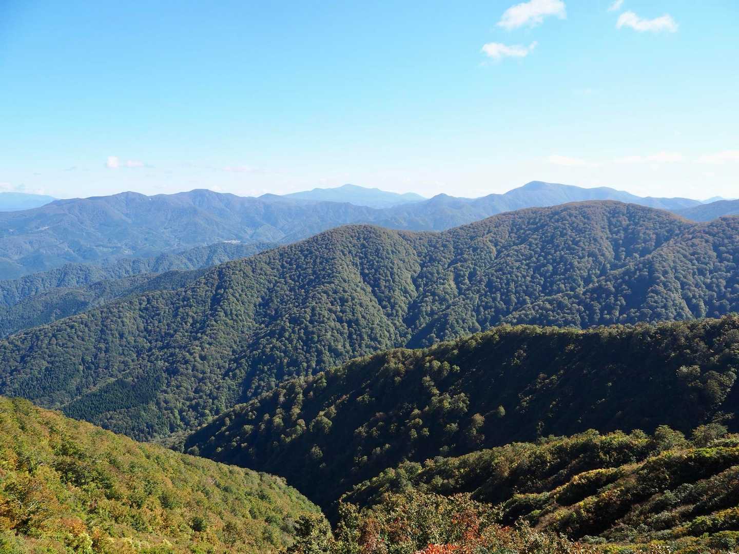 いい天気になった。虎毛山、栗駒山。