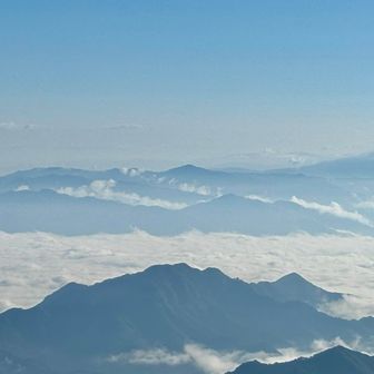 手前、独鈷山
低山ですがいい山ですね