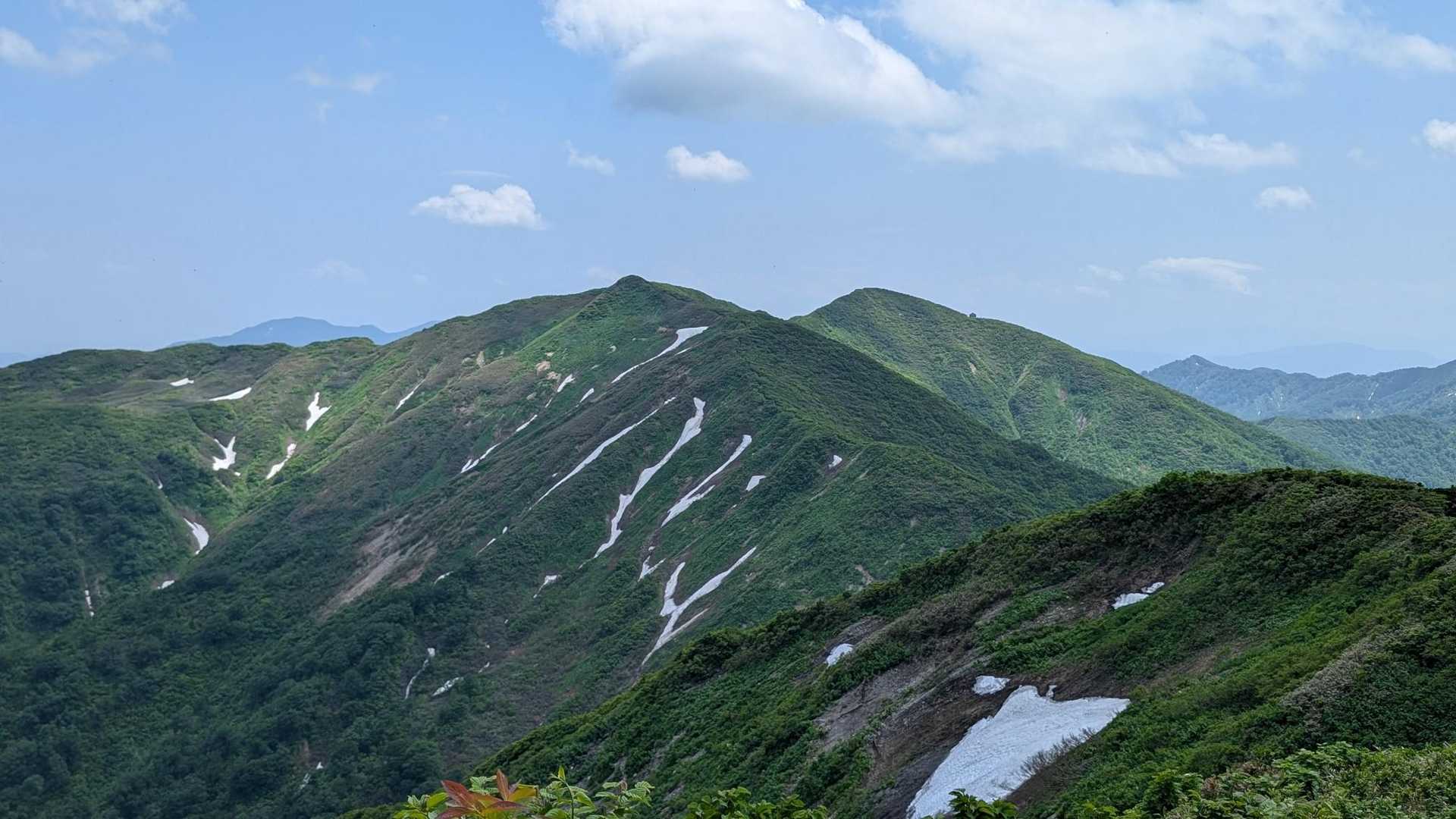 ツラくも雄大な神室山(右)でした
左はレリーフピーク
