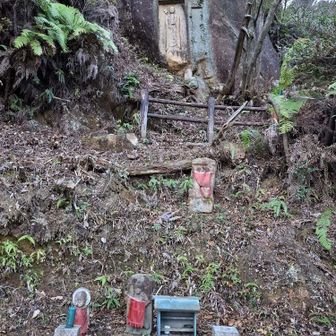 白洲正子が妙光寺山に石仏を探しに訪れており、かくれ里でこの磨崖仏も紹介されています（確か？）
仏像の部分だけで畳一枚の高さがあります。