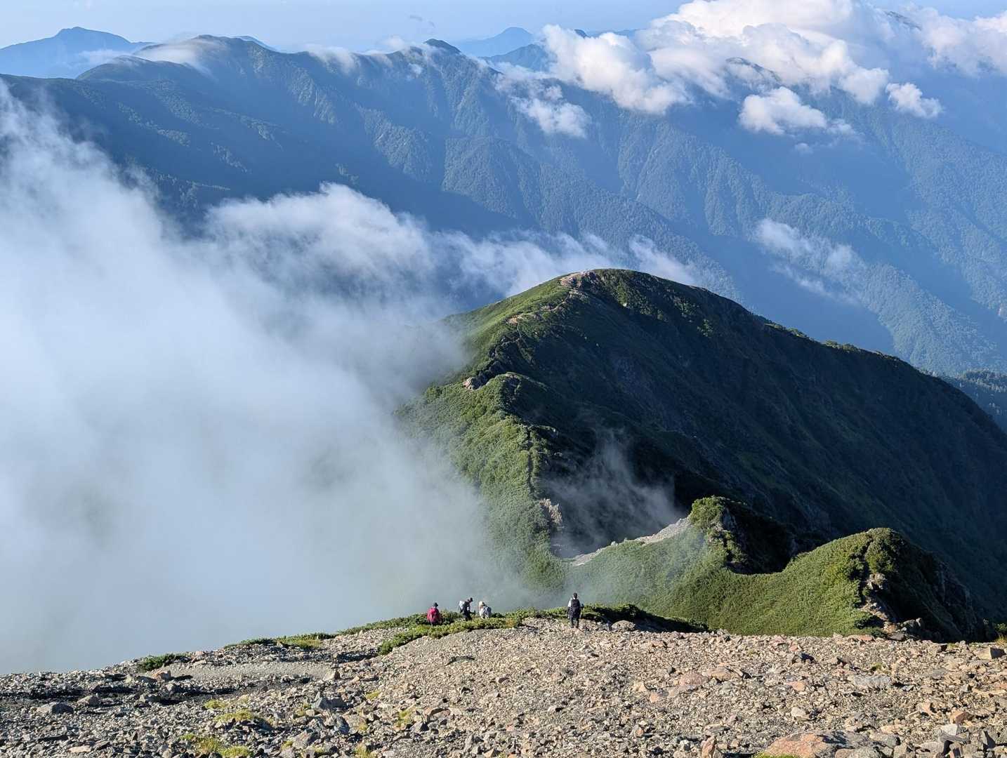 通ってきた、小聖岳と稜線を、見下ろしました。
