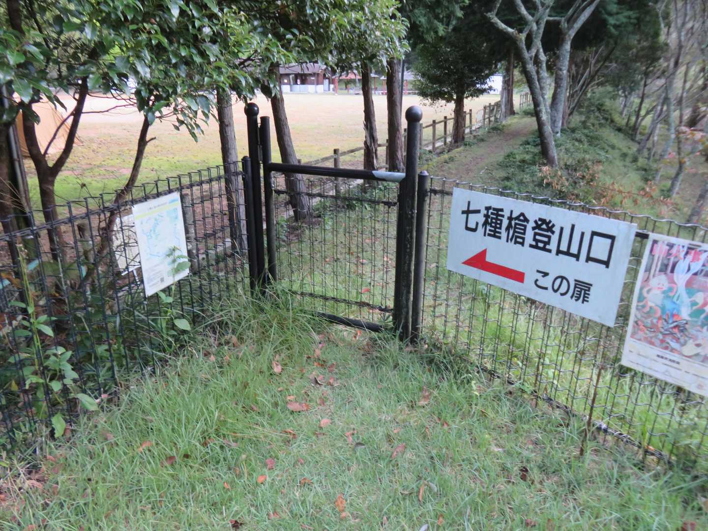 この扉を開けて入ります。