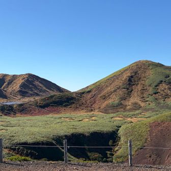 秋田駒ヶ岳の火口はこの手前の穴かな？