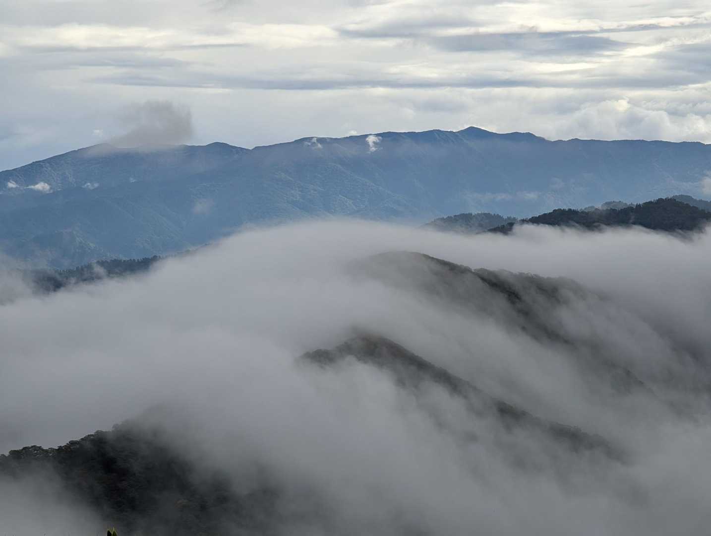 滝雲の奥は会津駒ヶ岳