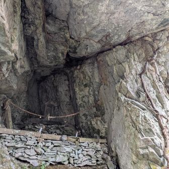 後で調べたらここが大藏嶽神社の奥津宮らしい
山の神様とのこと…圧倒されながらお参りして先へ