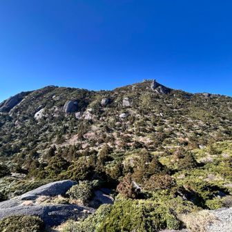 投石平は巨大で平らな花崗岩が広がる、休憩にぴったりな場所ですが、先ほど休んだので先に進みます。