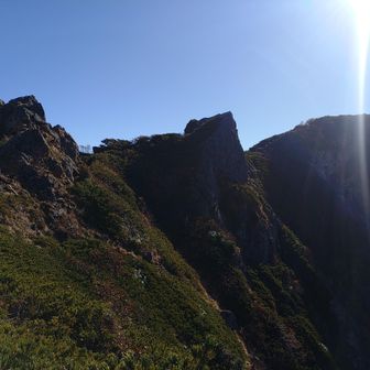 山頂近くも険しい