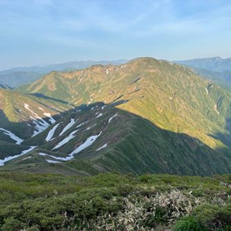 や〜‼️降るね〜‼️
あれは万太郎山❓
と確認しながら…

この後は、日陰を歩くのでツルツルに滑る泥んこ急坂ゾーン😱