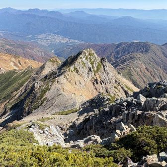 左下に五竜山荘、今シーズンの営業は終了しています
その右にこれから下る遠見尾根