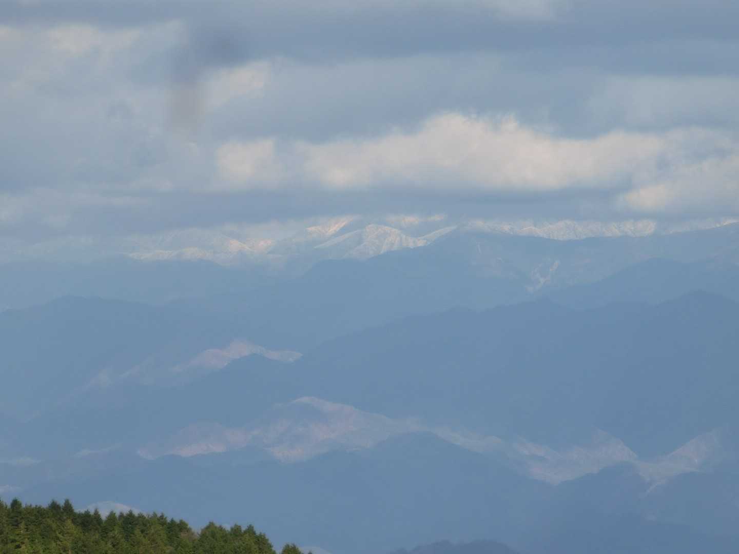 南アルプスの雪山が雲の合間に少し見えてきた🤗