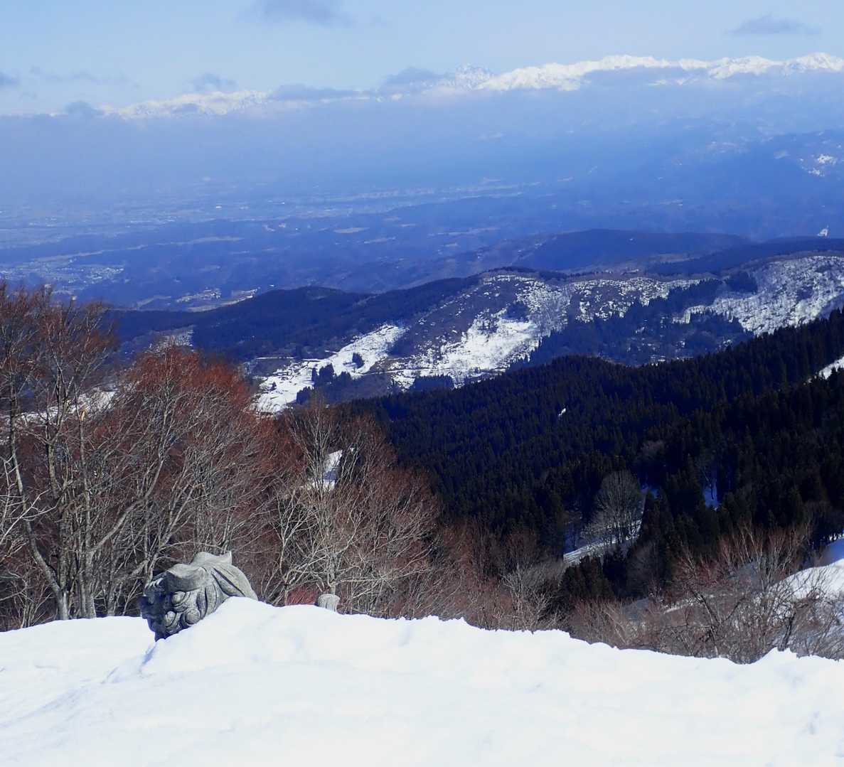 東峰からの展望
雪布団をかぶった狛犬と剱岳💕
両方一緒にと思いましたが、どっちつかずになりました😅