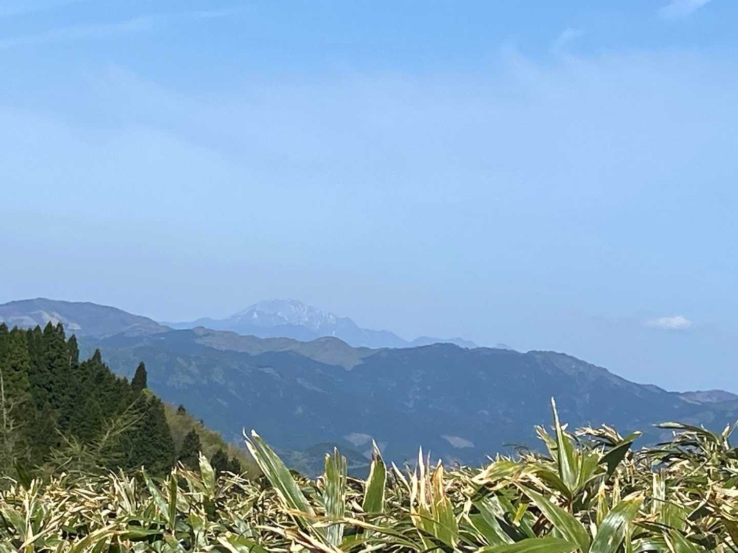 うっすら雪化粧の大山が見える