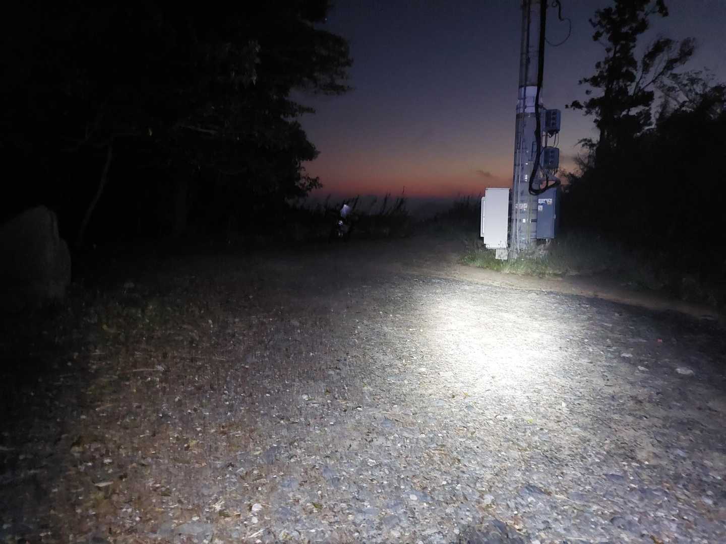 日の出は6時10分頃…まだ暗いなぁと思ってたら、もう空は明るくなり始めました