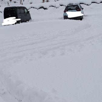 車ありました。でもまだ除雪されてません。