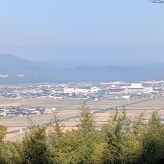 霞む総社市街地
駐車場に下る