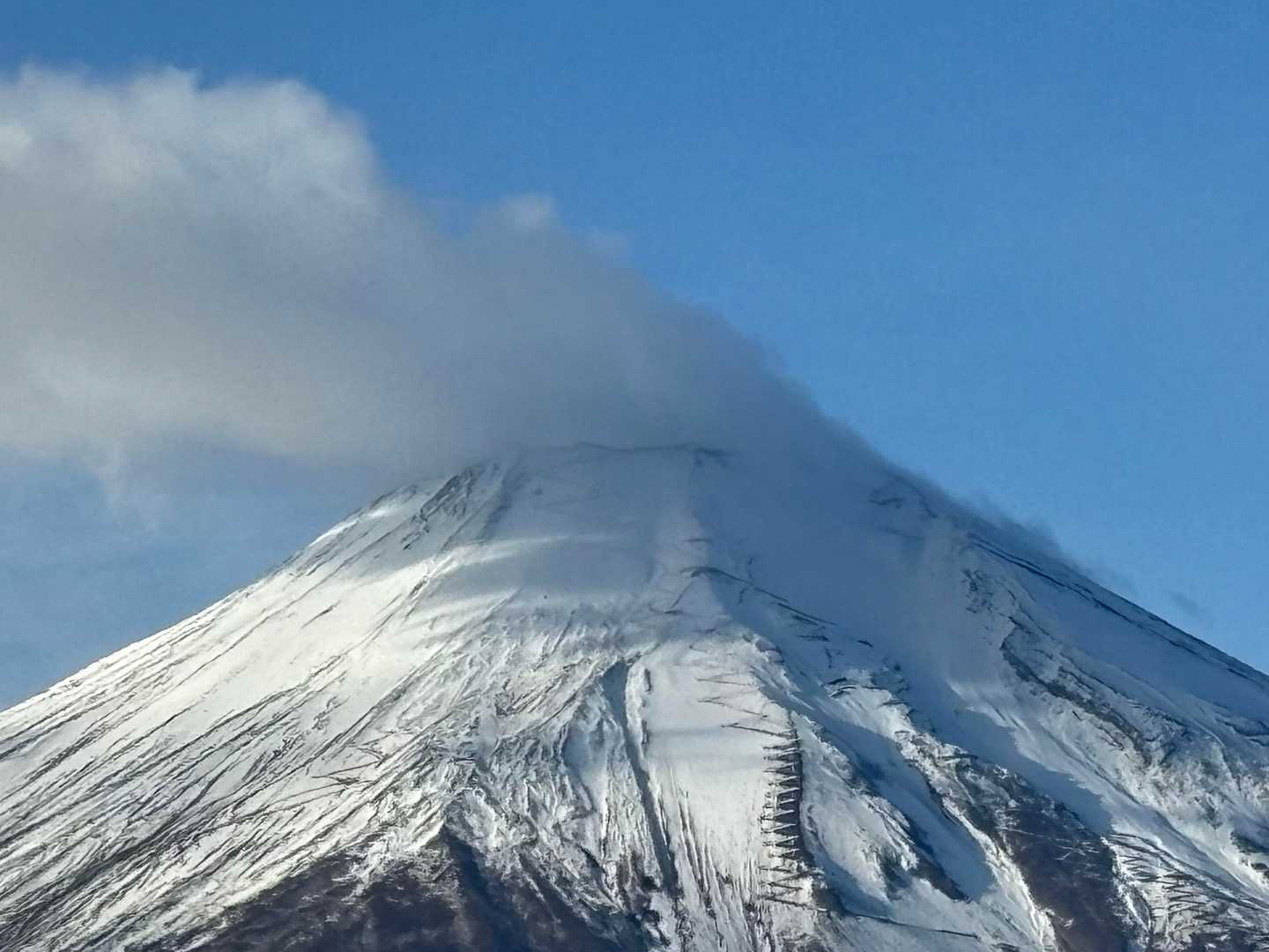 山頂のお鉢稜線が見えてますね！