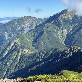 振り返ると右の聖岳にはすでに雲がかかり始めた。聖岳のずいぶんと下に聖平の赤い屋根が見える。真ん中の兎岳から聖岳のゴリゴリした稜線を昨日登ってきたんだ。