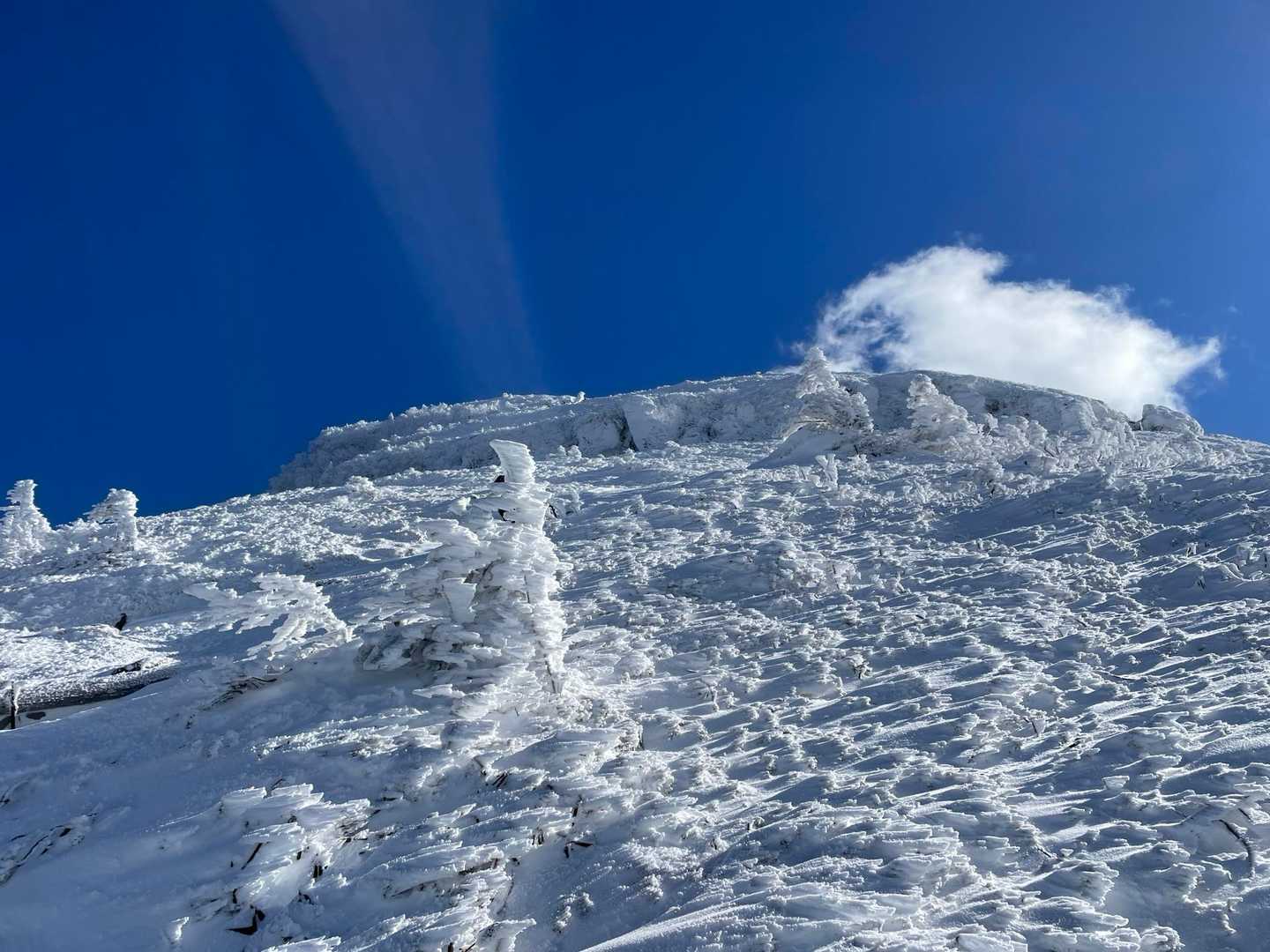 寒さで登山道は締まっています。