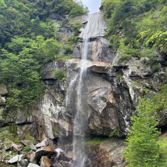 五色滝
すごく大きい