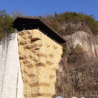 ピトンの小屋の前に高さ16.5mのクライミングウォ－ルがあります😳クライミングの講習会とかも開催してる見たいです☺️