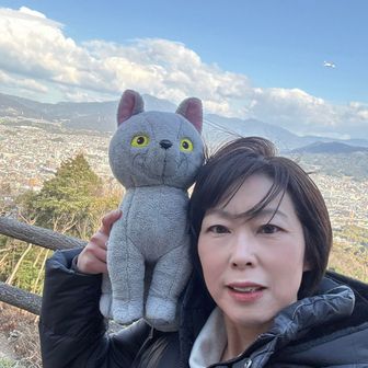 こにゃー今日も付き合ってくれてありがとね😊
風で髪がふわふわ踊ってる🌬️

次女が側でこにゃを早くバッグに入れろと文句を言い始める😤