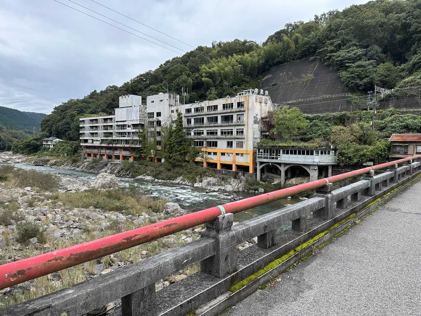 橋と廃墟ホテル。
お疲れ山⛰
なかなか疲れました。