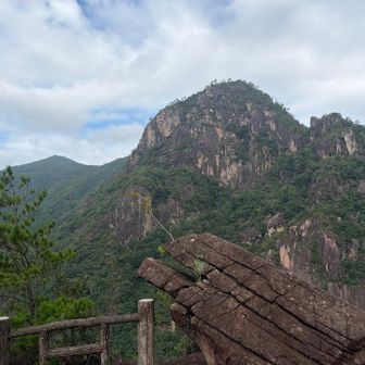 北側の登山口からすぐに千畳敷到着
ウォーターギャップの反対側ある矢筈岳も同じような花崗岩剥き出しの独特な姿です