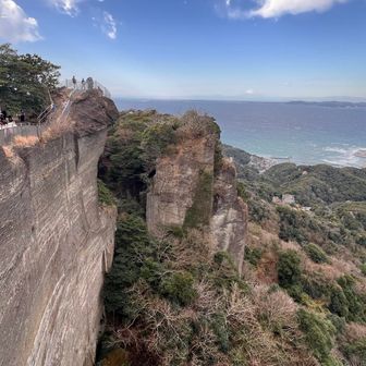 人工的に作られた垂壁が圧巻