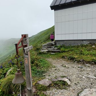 門内小屋に到着。重い飲み物等は小屋の中にデポして山頂へ。