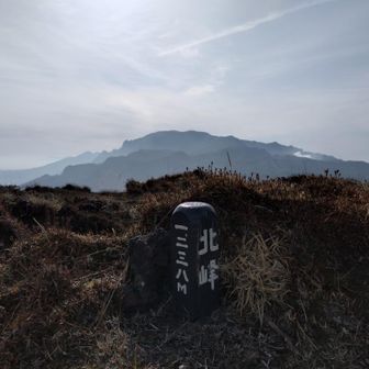 往生岳北峰
奥は中岳、高岳