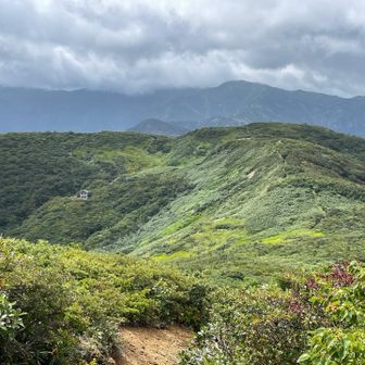 栗畑(1397m) ここで一旦8の字が交わる
天狗小屋👺が見えて来た
6時間経過で、やっと8の字の中間地点といったところ
こりゃ思ってた以上の長旅になりそうだ
正面の小高い？(翌日 地獄をみる)山のピークで8の字が左右に分かれる