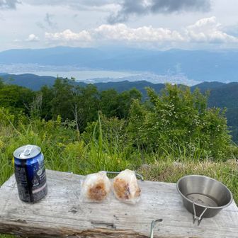 テイクアウトにした朝のおにぎり屋さんのおにぎりを食べながら^ - ^