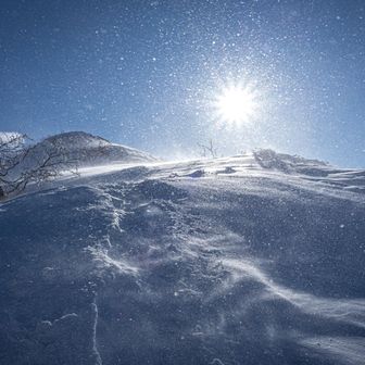 山頂手前で地吹雪の洗礼😵
迷わずゴーグルを装着💦