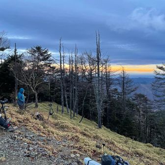 強風の中、日の出を待ち侘びる登山者
目的はみんな同じだけど、残念ながら朝日は雲中
