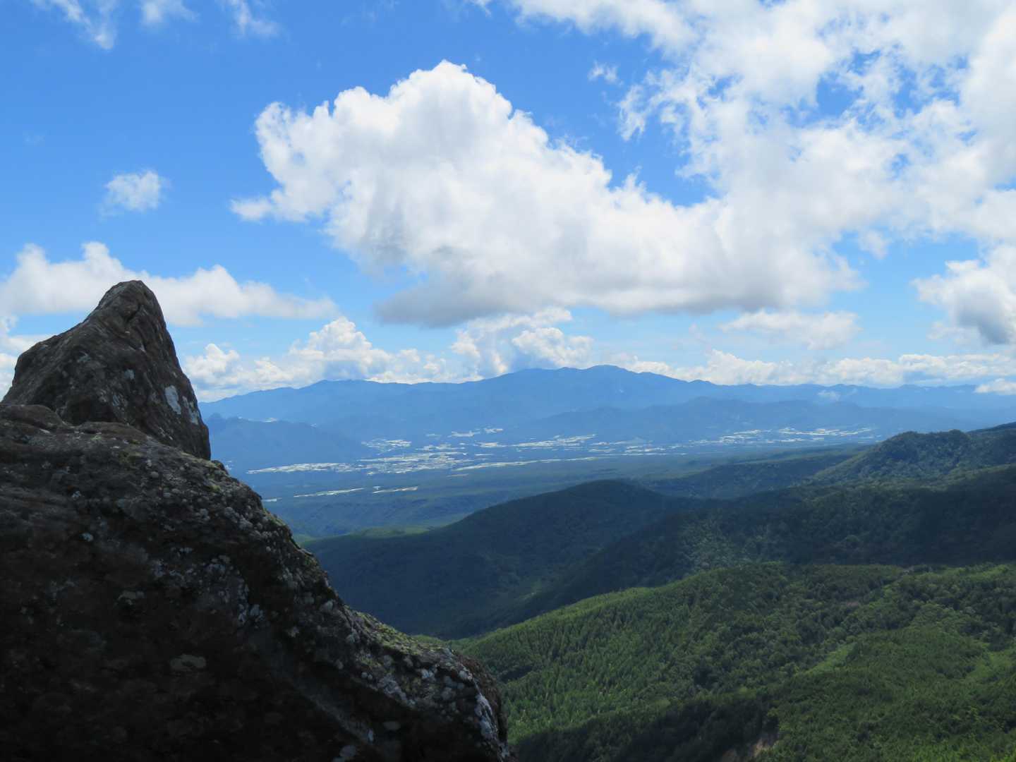 去年にっくんと歩いた金峰山方面。五丈岩も見えた✨