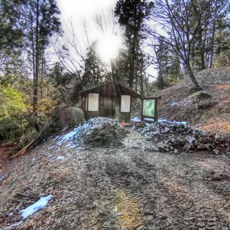 車道に出てすぐの東屋
山道を修復する人たちの休憩場になっていました