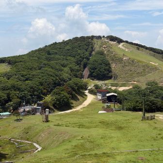 一等三角点のある御在所岳の山頂はアソコ
リフトが動いているけど、しぶしぶ歩く(T . T)