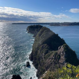 奥は太地町、燈明崎とのこと。この角度で梶取埼は見えないようです。