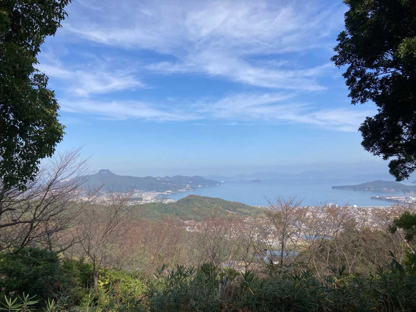 石鎚神社から庵治方面。９時スタートのH氏のグループが体操をされていました😄。
