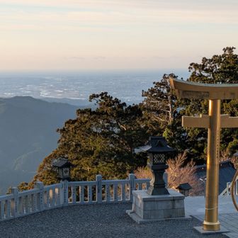 天竜川を眺めるけど
山頂付近は強風で寒い！