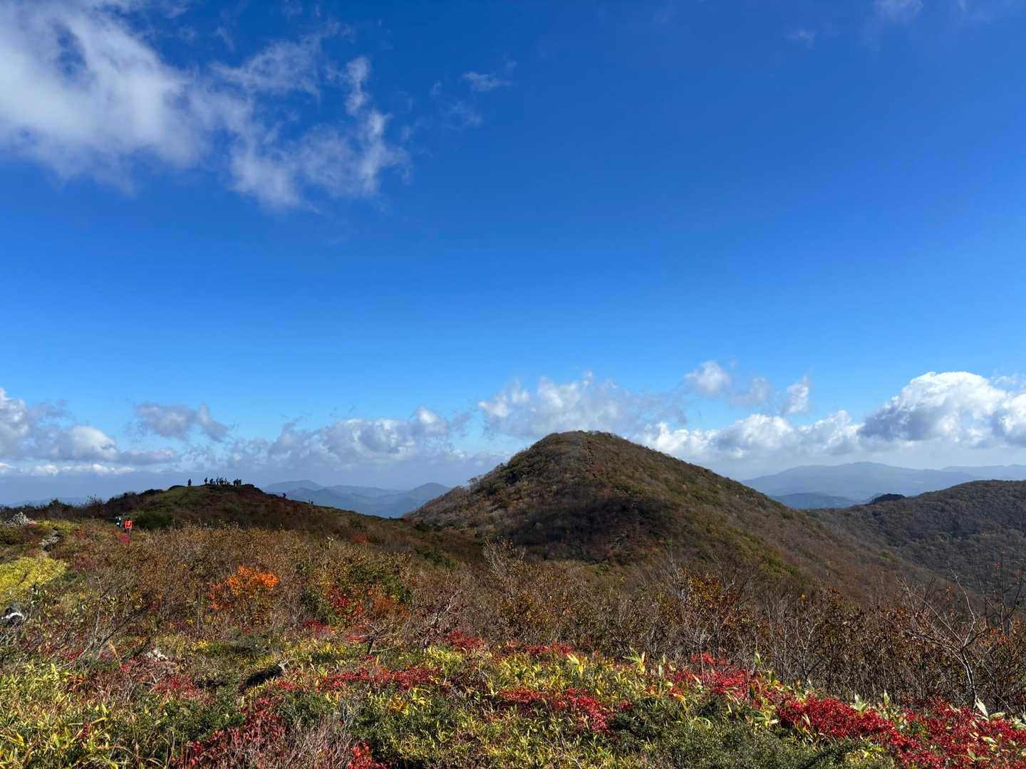右・立烏帽子山
左が池ノ段　
綺麗　ヾ(*´∀｀*)ﾉｷｬｯ✨✨
