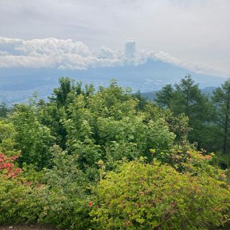八ヶ岳の上に円筒状の雲